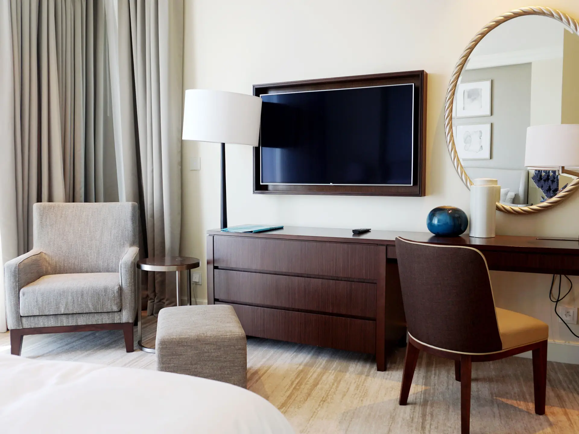 Suite dining area overview